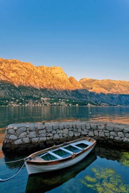 Tekneler ile küçük bir koy. Kotor Körfezi. Karadağ