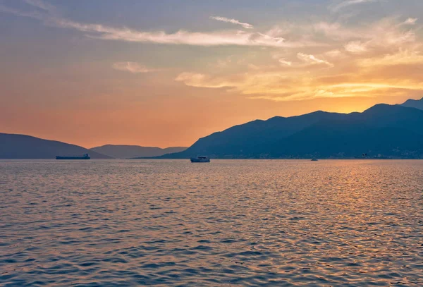 Dağlarda gün batımı. Kotors Körfezi. Karadağ