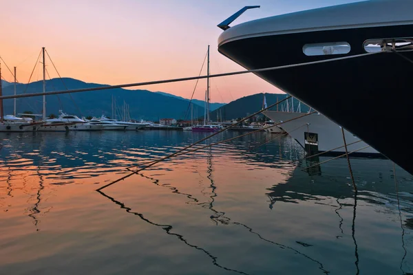 Gün batımında yat limanında yelken açacağız. Tivat. Karadağ