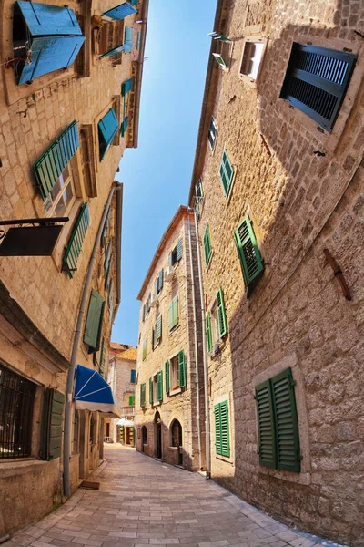 Occhio Pesce Sguardo Lente Della Città Vecchia Sfondo Cielo Kotor — Foto Stock