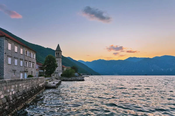 Sonnenuntergang Meer Vor Dem Hintergrund Der Berge Kotors Bucht Montenegro — Stockfoto