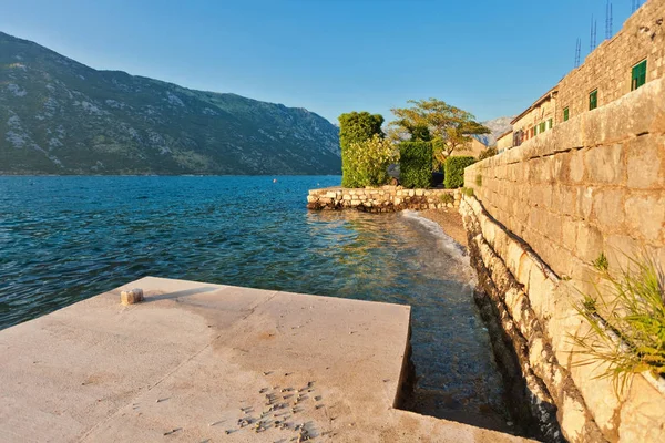 sunlights deniz ve dağ manzaralı denize sıfır. Karadağ