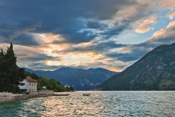 Tramonto Sul Mare Sullo Sfondo Delle Montagne Baia Kotors Montenegro — Foto Stock