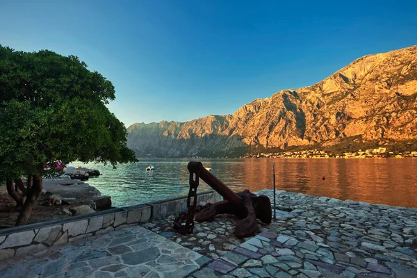 Staré Kotva Nábřeží Pozadí Hory Černá Hora — Stock fotografie