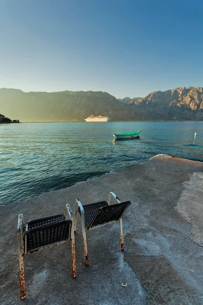Stoelen Aan Waterkant Het Zonlicht Montenegro — Stockfoto