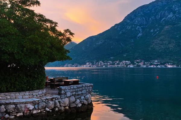 Puesta Sol Fondo Las Montañas Bahía Kotors Montenegro —  Fotos de Stock