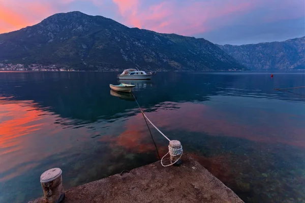 Loď Moři Při Západu Slunce Horami Pozadí Kotorský Záliv Černá — Stock fotografie