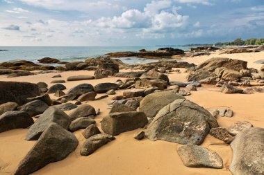 Güneşli bir günde tropik plaj. Khao Lak bölgesi, Tayland.