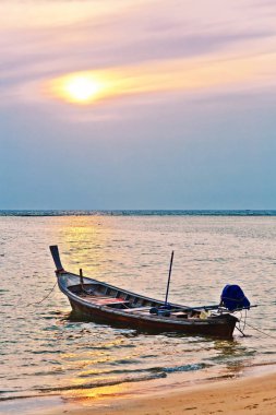 Geleneksel Tay tekne günbatımı zaman plaja yakın. Nai Yang beach. Phuket. Tayland