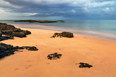 Kasvetli bir günde tropik plaj. Khao Lak bölgesi, Tayland.