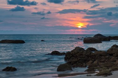 Andaman Denizi kıyısında, renkli günbatımında, Khao Lak, Tayland.