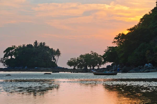 Ebb Zamanında Tropik Sahilde Günbatımı Arka Plan Nai Yang Beach — Stok fotoğraf