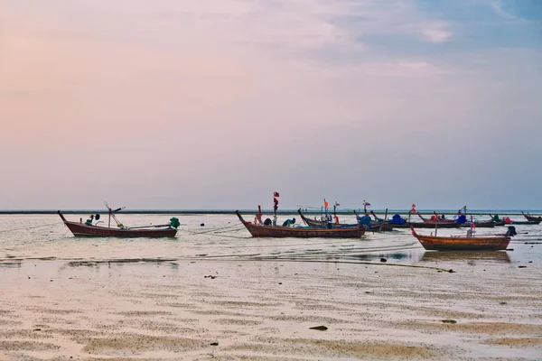 Traditionelle Thailändische Boote Strandnähe Bei Sonnenuntergang Strand Von Nai Yang — Stockfoto