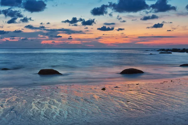 Andaman Denizi Kıyısında Renkli Günbatımında Khao Lak Tayland — Stok fotoğraf