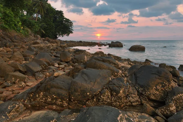 Andaman Denizi kıyısında, renkli günbatımında, Khao Lak, Tayland.