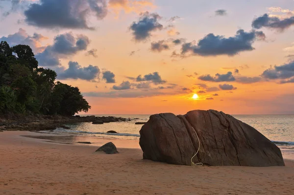 Andaman Denizi kıyısında, renkli günbatımında, Khao Lak, Tayland.