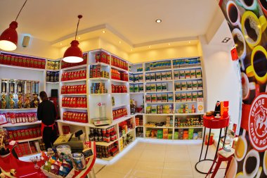 Madrid, İspanya - 11 Kasım 2015: Satıcı malları raflarda kahve ve çay salonu iç 