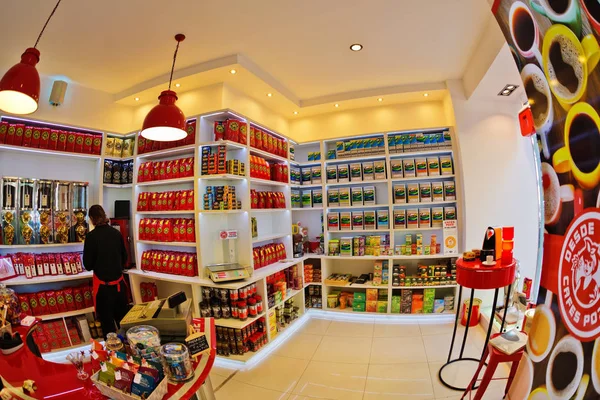 Madrid, İspanya - 11 Kasım 2015: Satıcı malları raflarda kahve ve çay salonu iç 