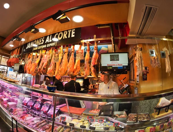 Madrid, İspanya - 11 Kasım 2015: iyi bilinen bar ve Pazar Museo de Jamon Madrid. İspanyol mutfağının geleneksel et Jamon (jambon için İspanyolca kelime).