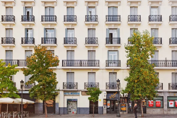 マドリッド スペイン 2015 裏面のホテル メディオディア プラザ エンペラドル カルロス プラド美術館から 500 — ストック写真