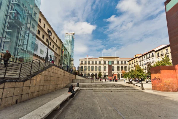近現代美術の展覧会に専用レイナ ソフィア美術館の前のベンチで休んでいるマドリード スペイン 2015 疲れた男 — ストック写真