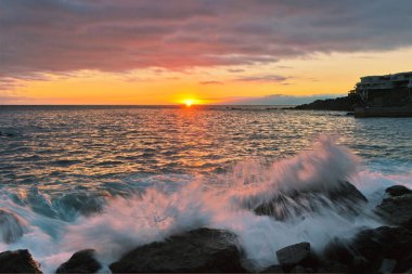 Günbatımında Tenerife, Kanarya Adaları, İspanya 'da kayalar ve deniz manzarası 