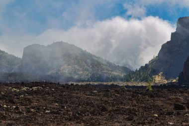 Bulutlar Teide Milli Parkı'nda Tenerife, Kanarya Adaları, İspanya ile kaplı dağları ile manzara 