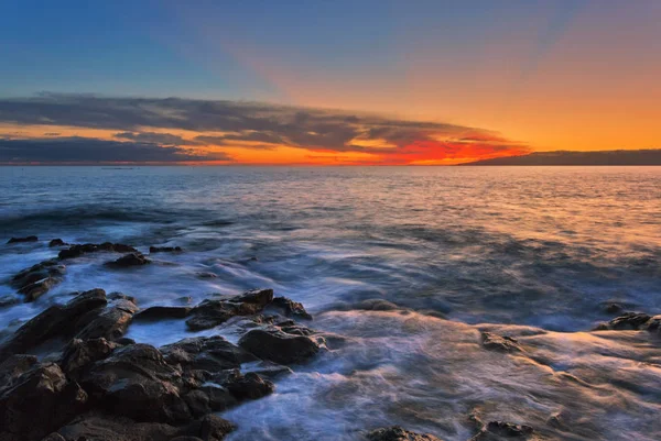 西班牙加那利群岛特内里费岛日落时分的岩石与大海 — 图库照片