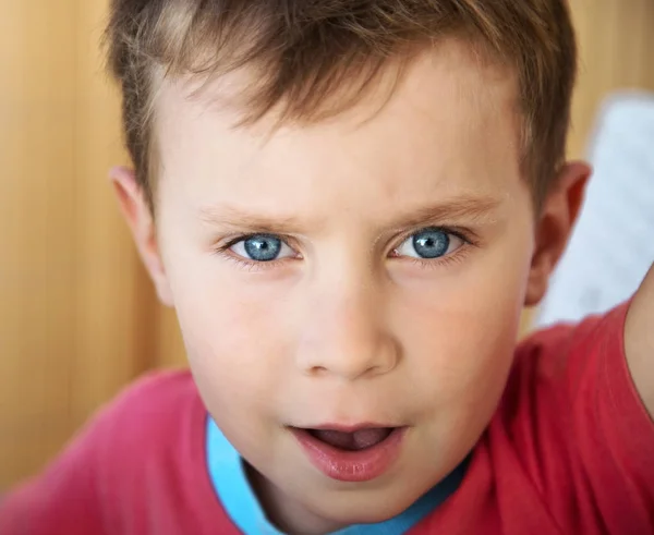 Портрет Маленького Хлопчика Блакитними Очима — стокове фото