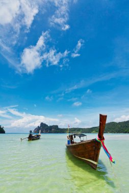 Longtale tekne yakınındaki plajda Phi Phi Islands, Tayland