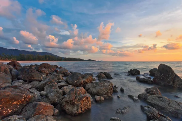 Kameny Topické Pláži Při Krásném Západu Slunce Pozadí Přírody — Stock fotografie
