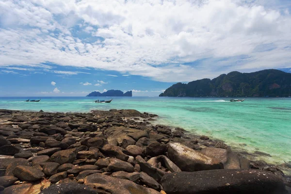 Praia Pedras Tropicais Sob Céu Nublado Tailândia — Fotografia de Stock