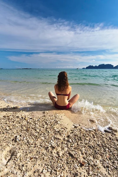 女人在热带海滩放松 — 图库照片
