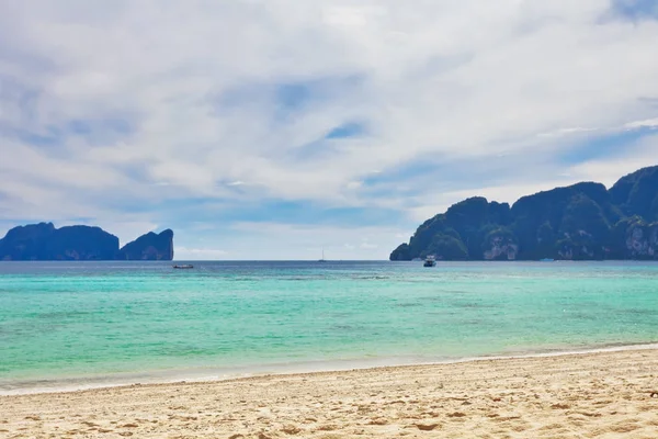 Schöner Tropischer Strand Mit Meerblick Sauberem Wasser Und Blauem Himmel — Stockfoto