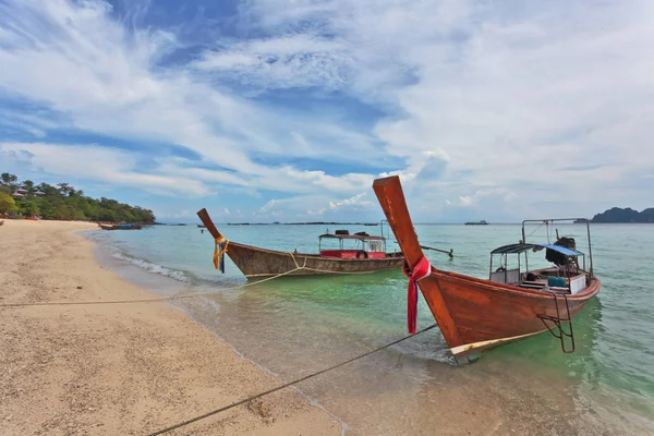Longtale Σκάφος Κοντά Στην Παραλία Στα Νησιά Phi Phi Ταϊλάνδη — Φωτογραφία Αρχείου