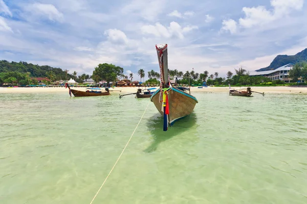 Longtale Łodzi Pobliżu Plaży Wyspie Wyspy Phi Phi Tajlandia — Zdjęcie stockowe