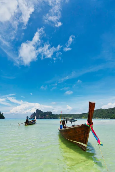 Longtale tekne yakınındaki plajda Phi Phi Islands, Tayland