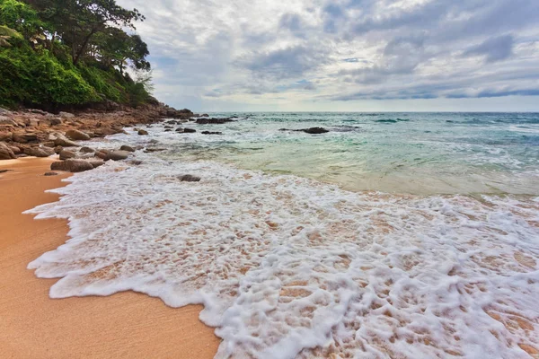 Playa Tropical Bajo Cielo Sombrío Tailandia — Foto de Stock