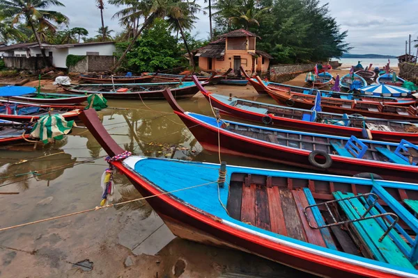 Bir Bang Tao Beach otopark kasvetli dramatik gökyüzü altında uzun kuyruk tekneler. Phuket. Tayland 
