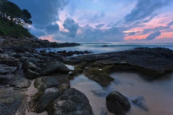 아름다운 일몰에 해변에 바위들 자연의 — 스톡 사진