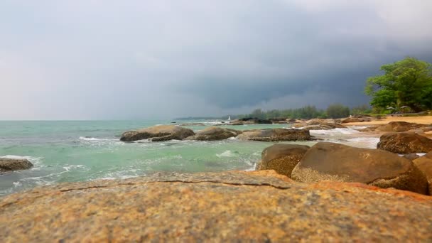 Plage Tropicale Sous Ciel Sombre — Video