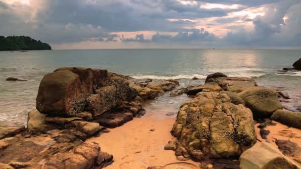 Πέτρες Τοπική Παραλία Στο Όμορφο Ηλιοβασίλεμα Φόντο Φύσης — Αρχείο Βίντεο