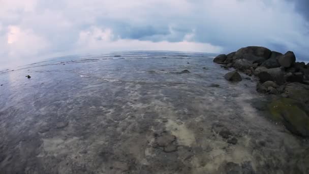 Tropisches Meer Unter Düsterem Himmel Fischaugenblick — Stockvideo