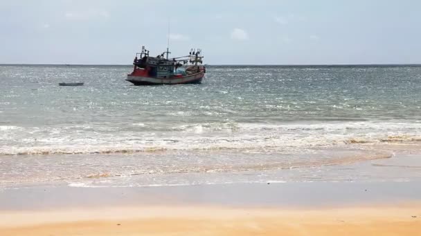 Barche Nel Mare Tropicale Vicino Alla Spiaggia — Video Stock