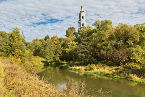 Höstigt Landskap Med Gamla Ryska Kyrkan Återspeglas Floden — Stockfoto