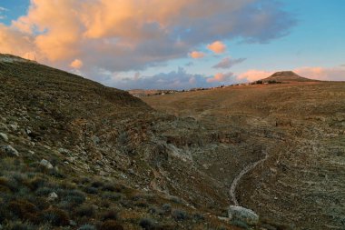  Gün batımında Negev Çölü 'nde bir kanyonun manzarası. İsrail