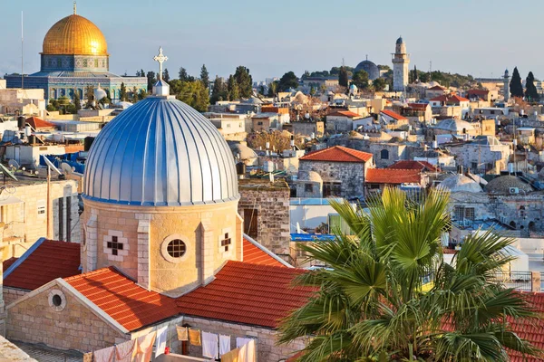 エルサレムの旧市街の街並みの眺望 灰色ドームけいれん アルメニア教会 と岩の黄金のドームの聖母教会 — ストック写真