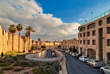 Jerusalem, İsrail - 26 Aralık 2016: Eski şehir Kudüs'ün Yafa Kapısı yakınındaki duvar boyunca bir yol