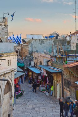 Jerusalem, İsrail - 26 Aralık 2016: Görünüm VIA dolorosa eski şehir Kudüs'te Avusturyalı darülaceze çatı üzerinden. Sokak VIA Dolorosa - yol İsa'nın çarmıha germe evine götürdü..