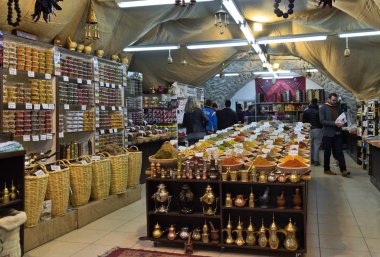 Jerusalem, İsrail - 26 Aralık 2016: Turist satın baharat küçük dükkanda eski şehir Kudüs, İsrail 
